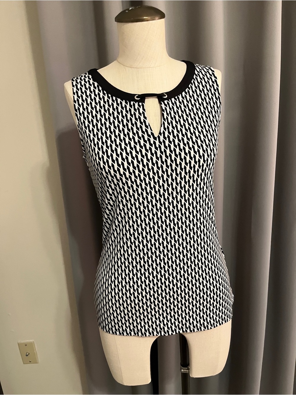 White House Black Market Black & White Geometric Keyhole Tank